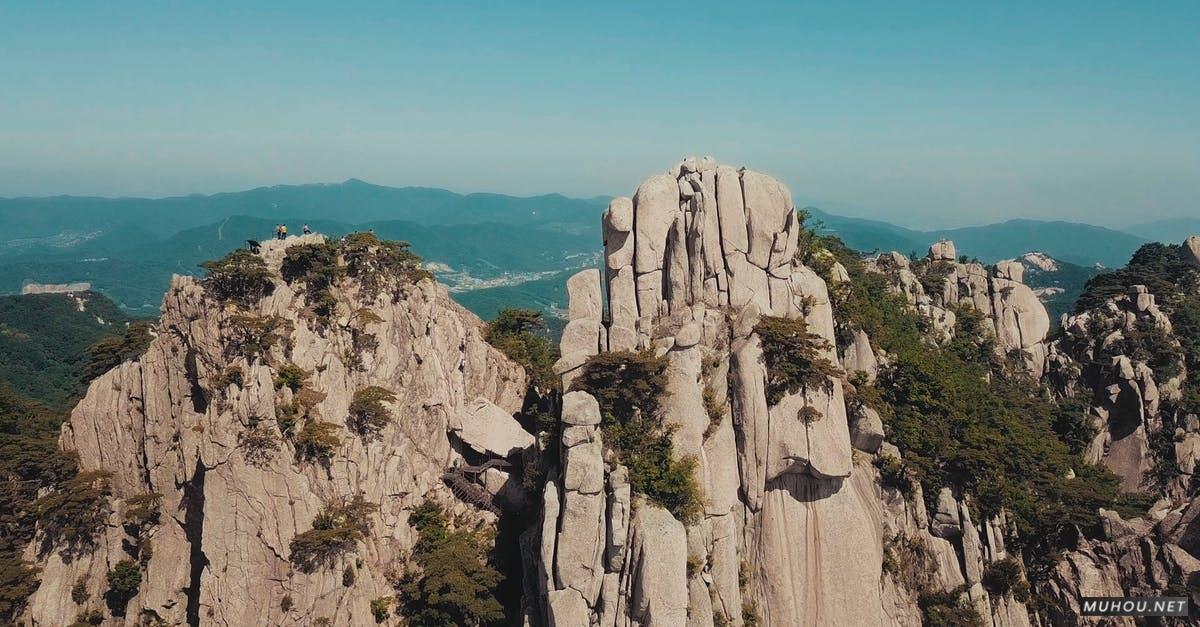 3121263|航拍森林中的五指山山峰4K视频素材插图