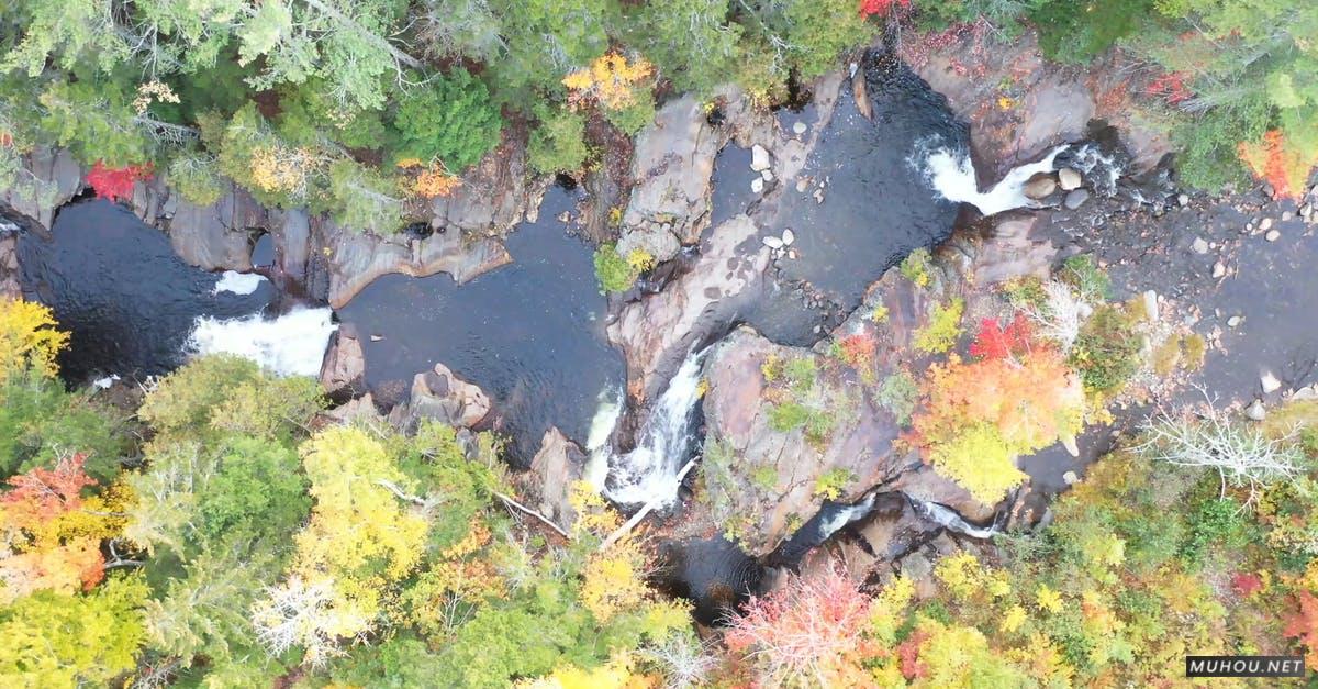 3173395|秋季山谷小溪流水, 岩空拍连续镜头的4KCC0视频素材插图