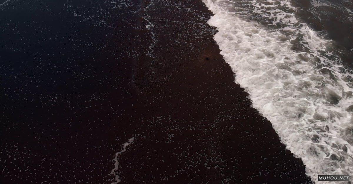 3333222|海滩岸边, 海浪撞击黑沙的4KCC0视频素材插图