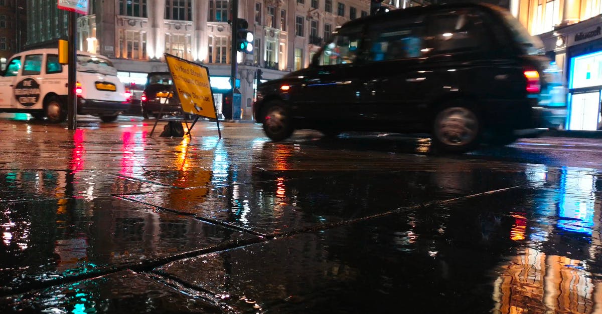 3037170|伦敦下雨后的路面交通4KCC0视频素材