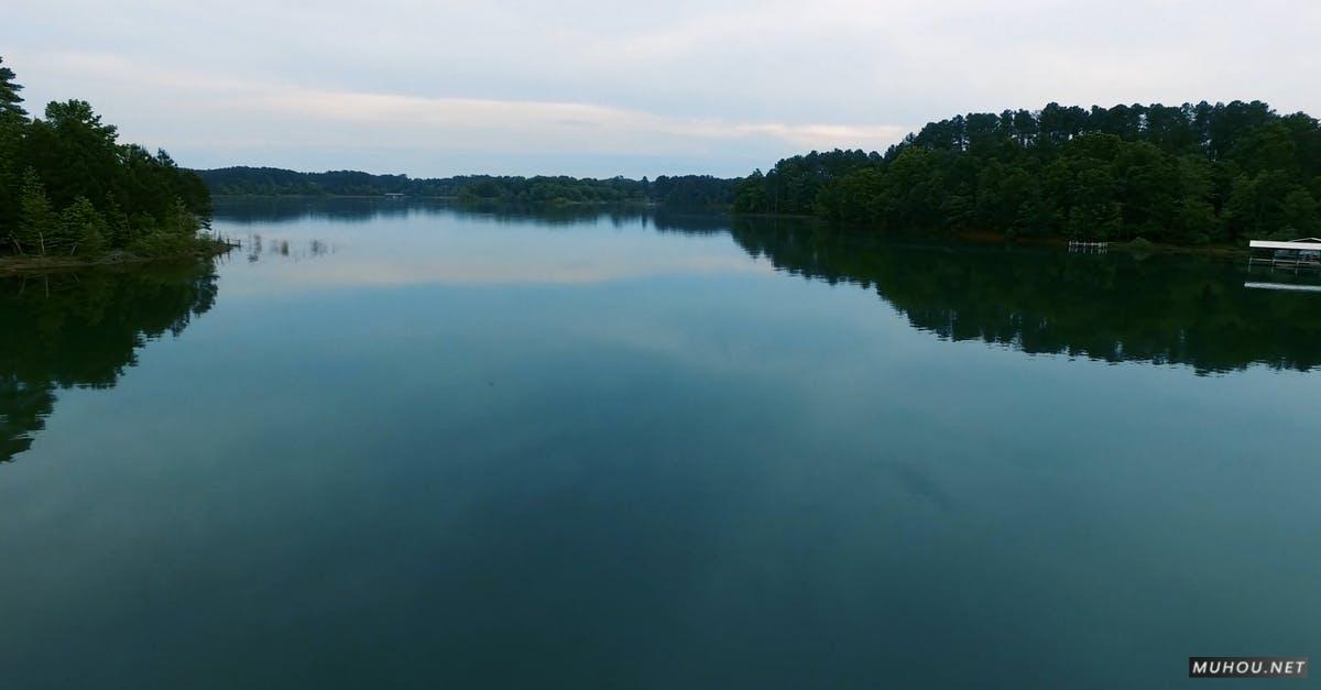 3259896|哈特韦尔湖光滑的水面放射4KCC0视频素材插图