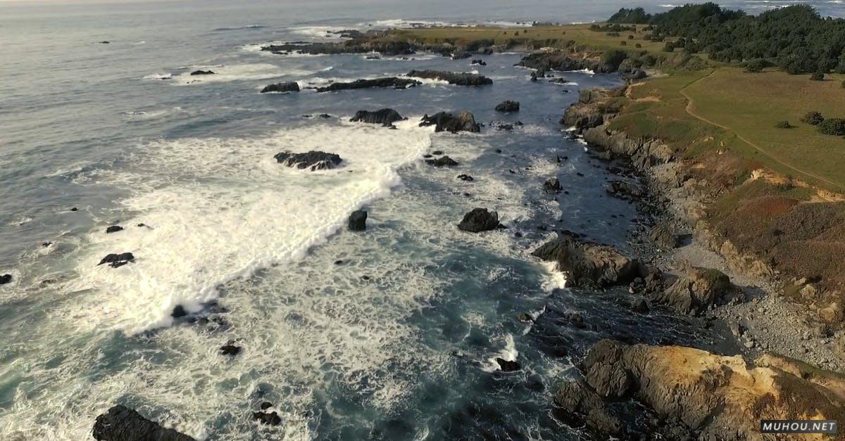 2046576|航拍壮观的海岸金色CC0视频素材插图