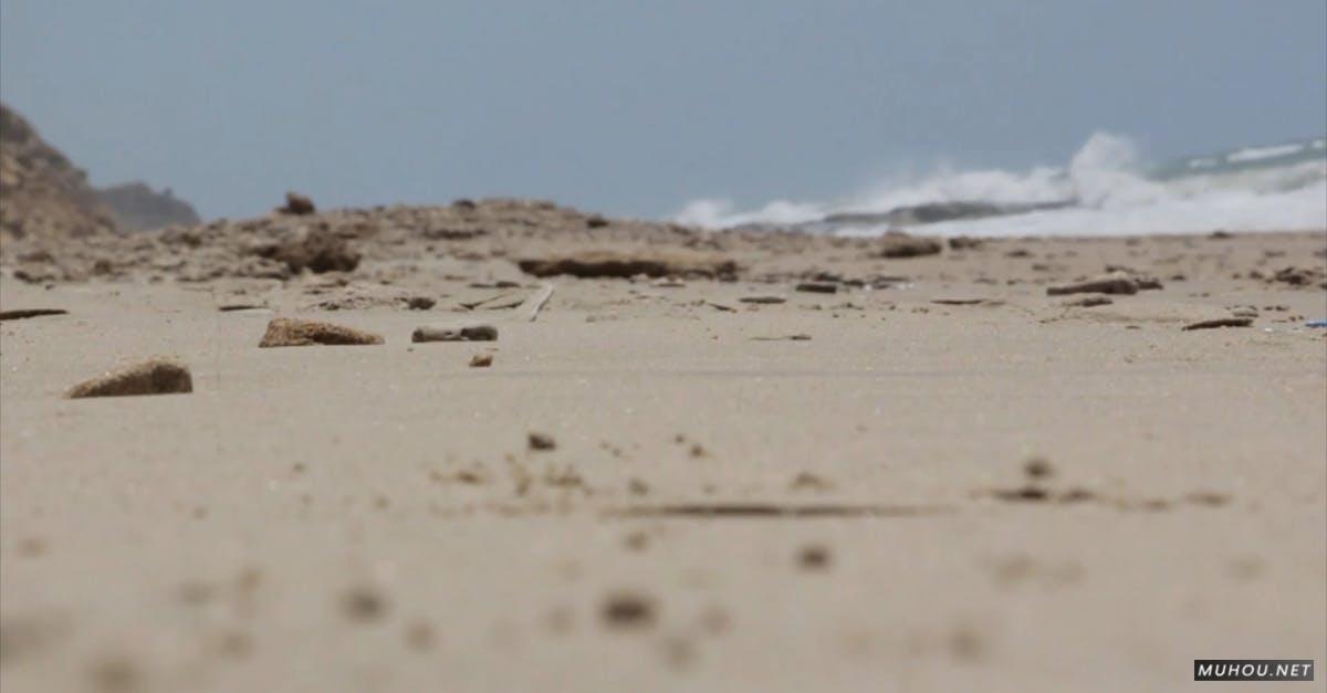 853925低角度拍摄海滩上的男人脚步特写CC0视频素材