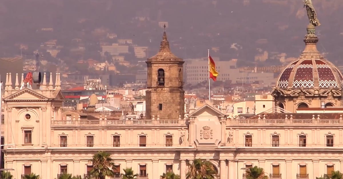 856913|航拍插着西班牙旗帜的建筑CC0视频素材插图