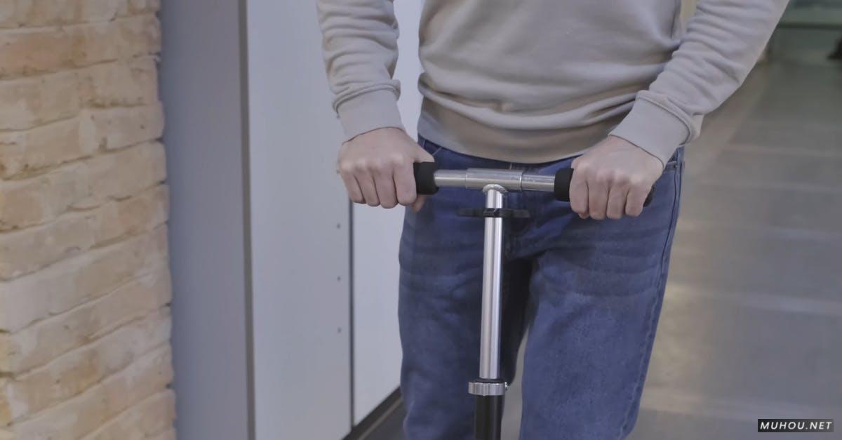 3252064|男人使用滑板车在室内4KCC0视频素材插图