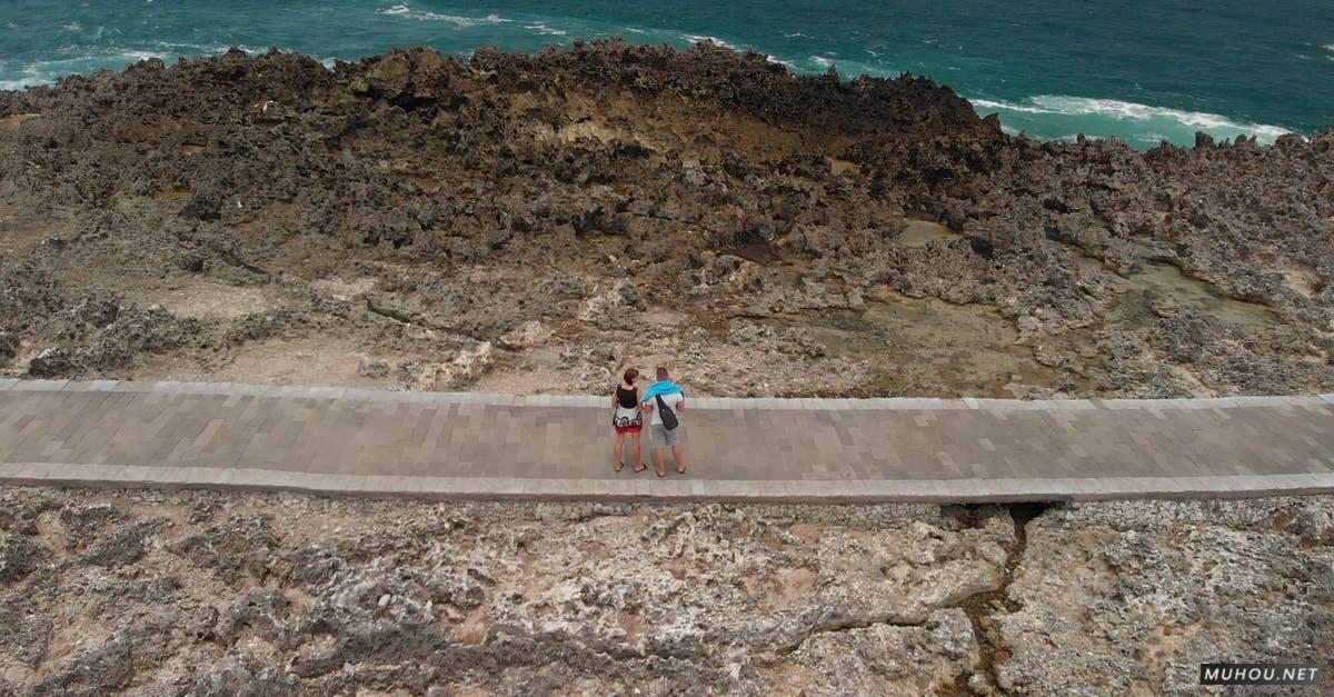 3333191|情侣在海边马路航拍4KCC0视频素材插图