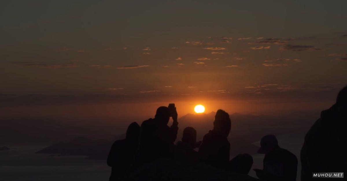 3207982|男人一起爬山剪影看日出CC0视频素材插图
