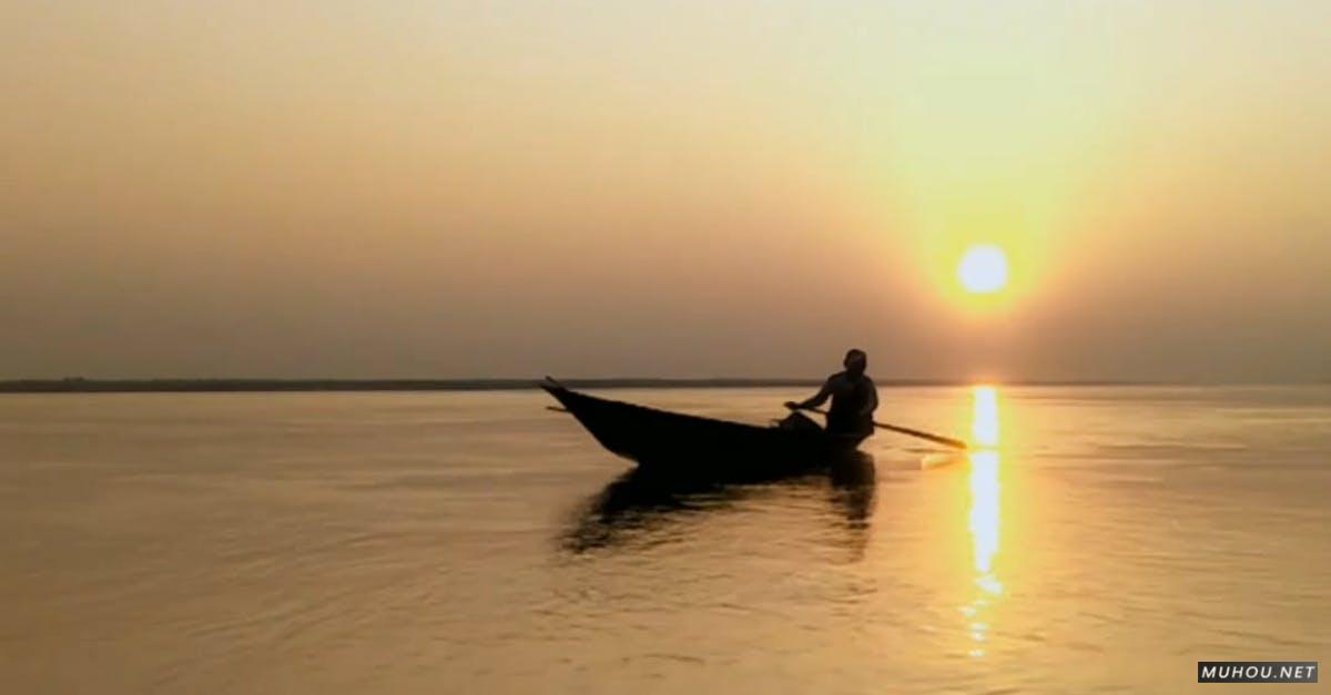 3569604|傍晚的太阳剪影划船的男人CC0视频素材插图