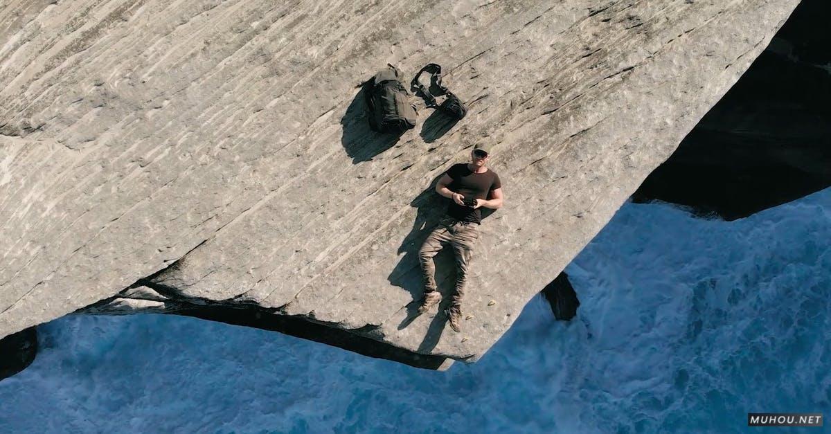 3333764|悬崖上的岩层山崖男人飞无人机CC0视频素材插图