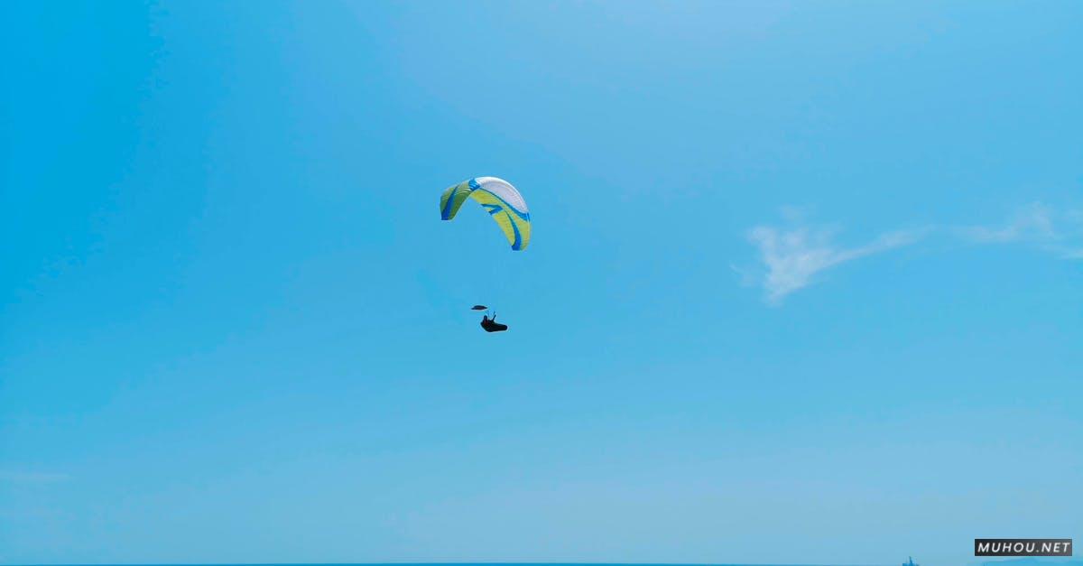 2324327|晴朗天空中滑翔伞运动4KCC0视频素材