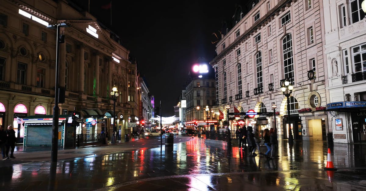 3283811|有关gb, 下雨的夜晚人行道4K视频素材插图