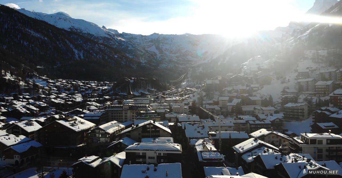 3633134|冬天很冷的城镇, 冰雪覆盖山区度假村4KCC0视频素材插图