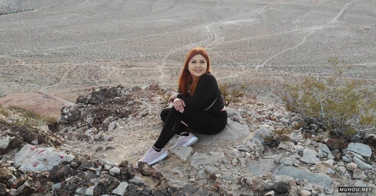 3025610|航拍女人坐在荒漠高原CC0视频素材插图