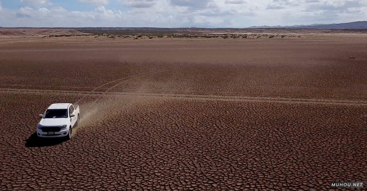 3573955|公路旅行, 沙漠冒险汽车航拍4KCC0视频素材插图