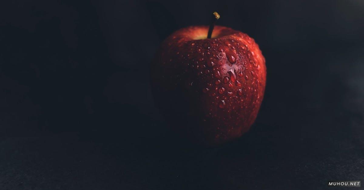 2310761|黑暗背景上的红色苹果CC0视频素材