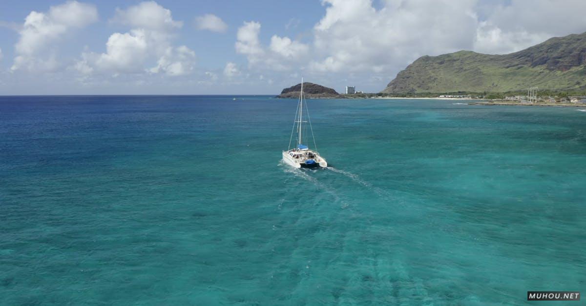 3132048|有关山, 岛, 汽艇海景航拍CC0视频素材插图