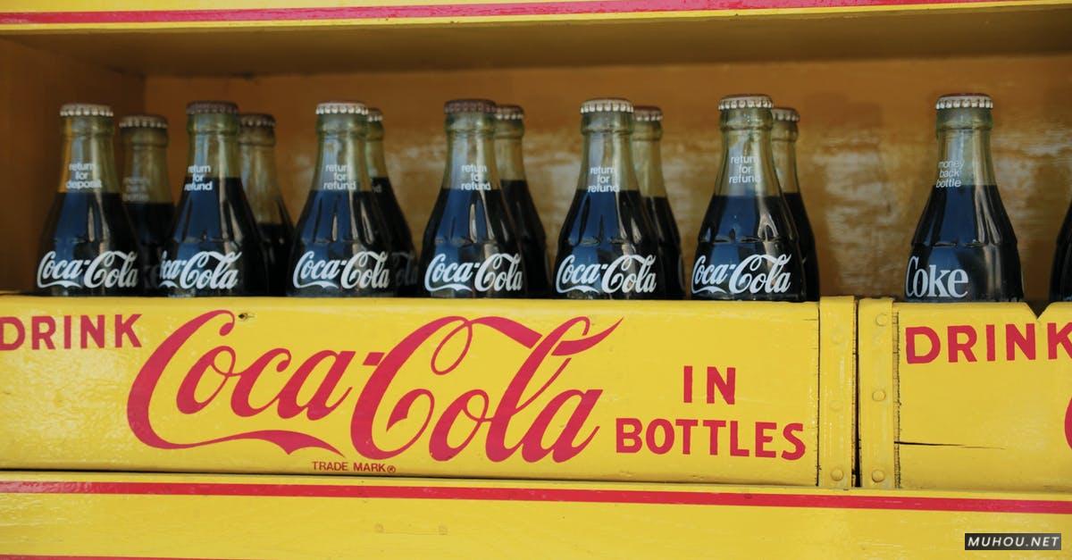 3066416|货柜上的液体瓶装饮料可口可乐4KCC0视频素材插图