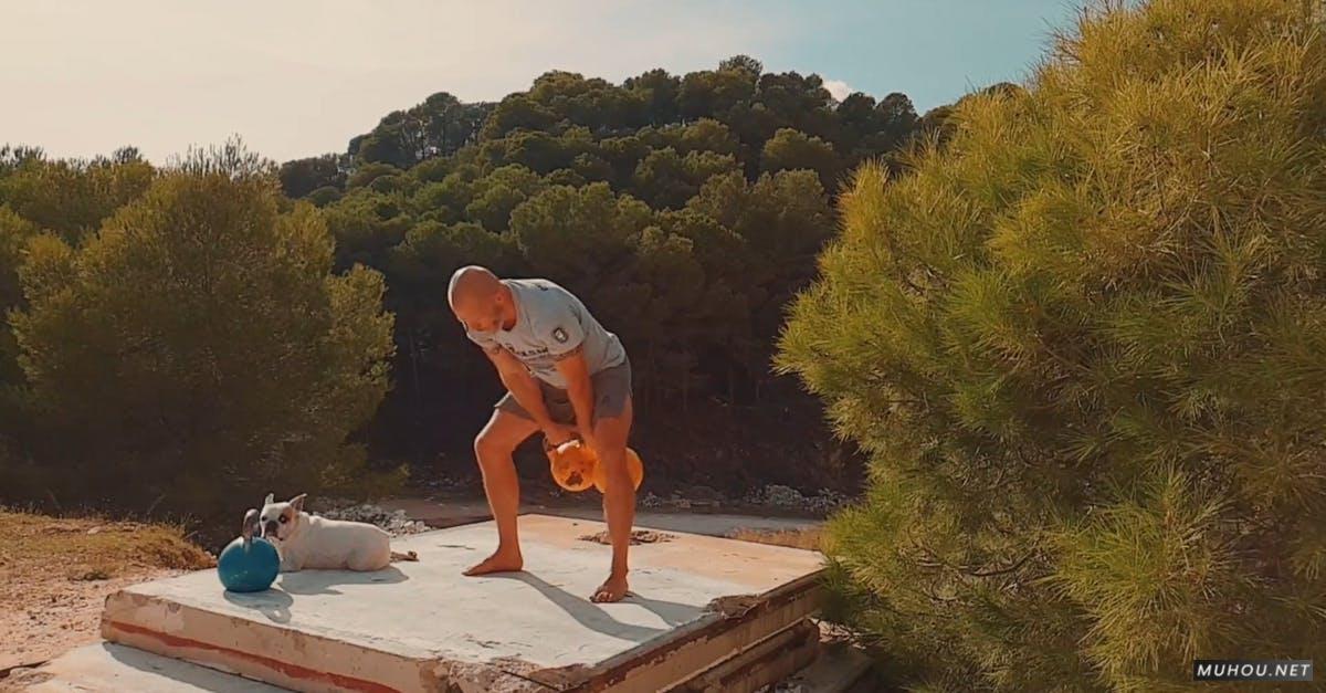 1502318|健康的生活方式户外健身哑铃CC0视频素材插图