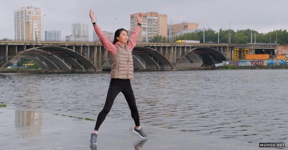 3048952|女人在河边健身跳跃运动4KCC0视频素材插图