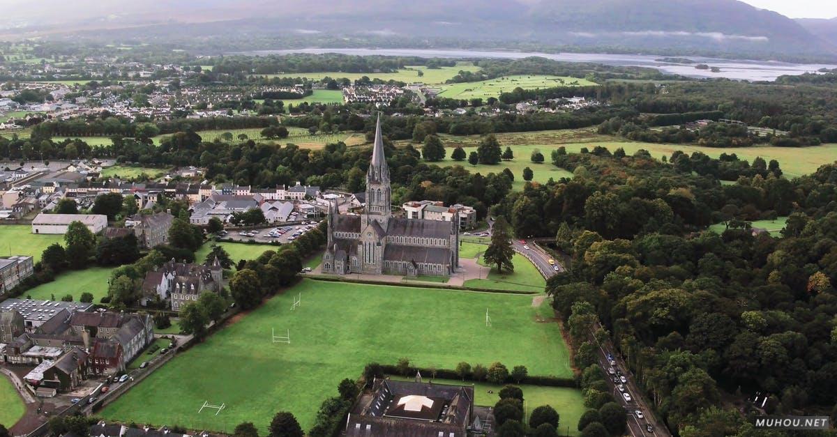 2386461| 城镇建筑,山峰山脉,植被树木大疆DJI拍摄的4KCC0视频素材插图