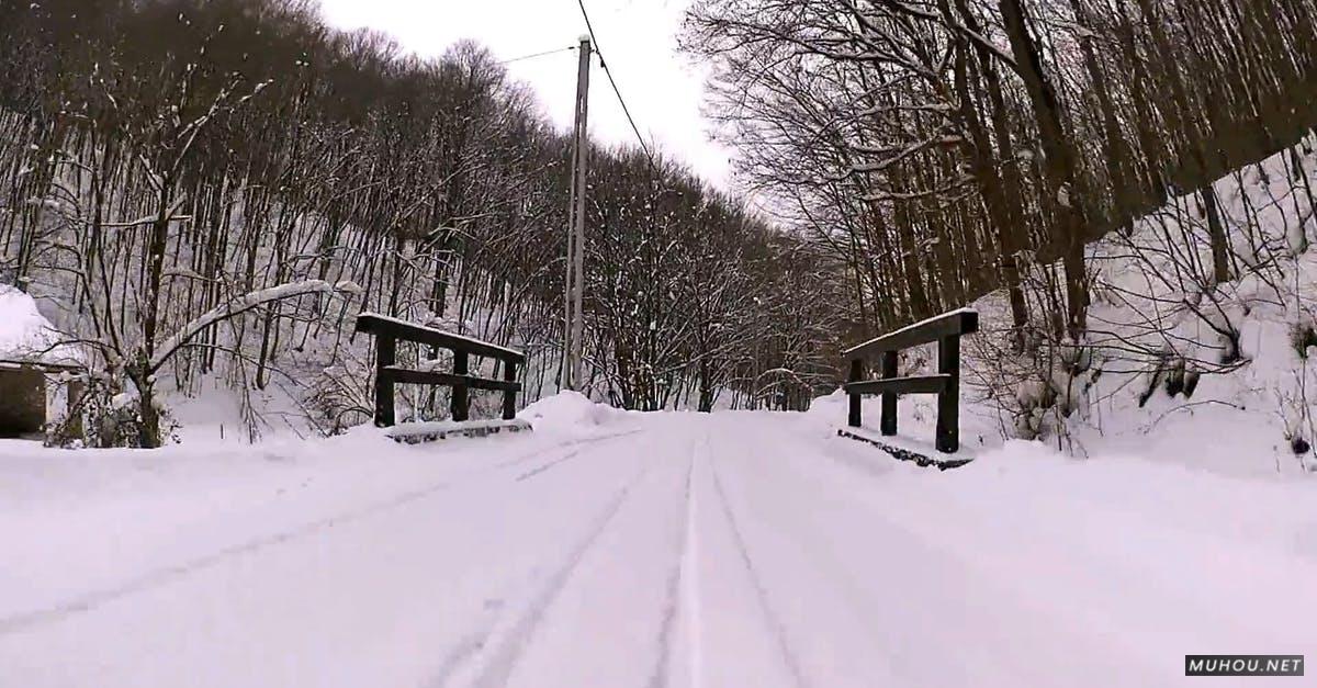 1168674|冬季森林雪天, 路, 树木景观的CC0视频素材插图
