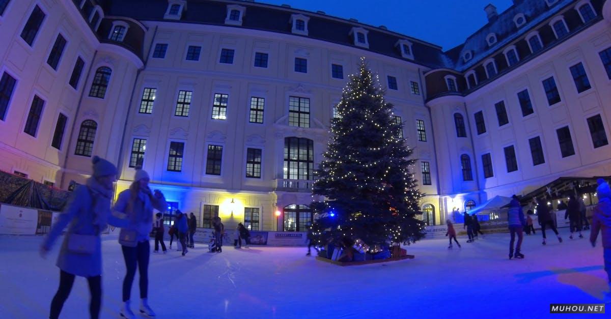 856068|夜晚的户外广场圣诞节滑雪2KCC0视频素材插图