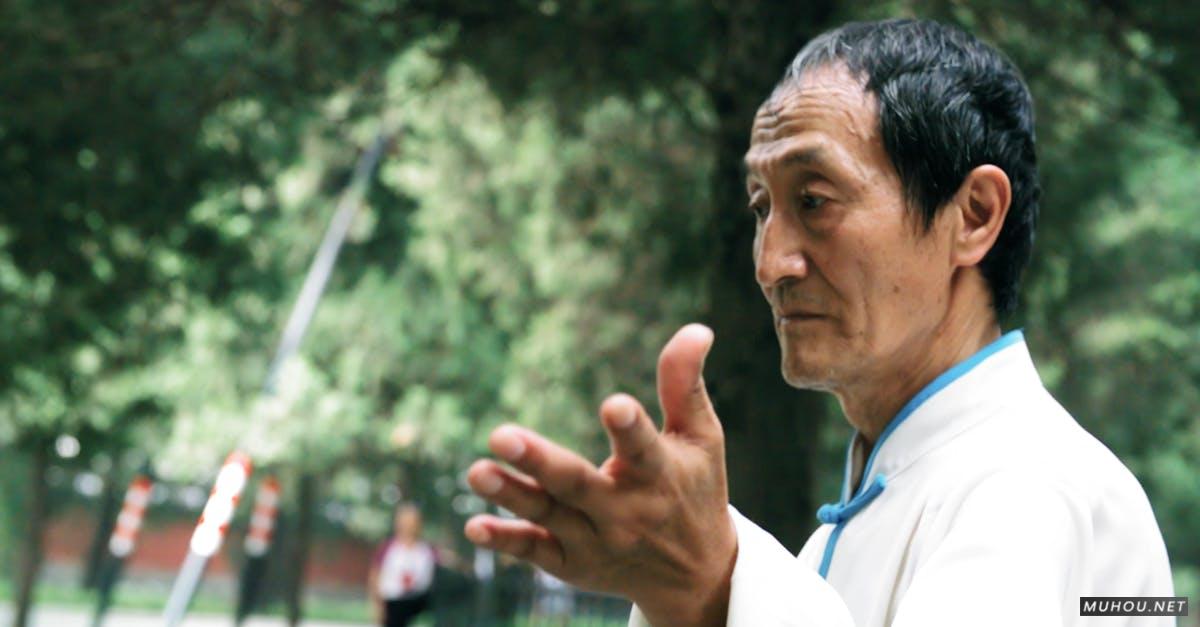 2882798|老年男士打太极拳冥想特写的4KCC0视频素材插图
