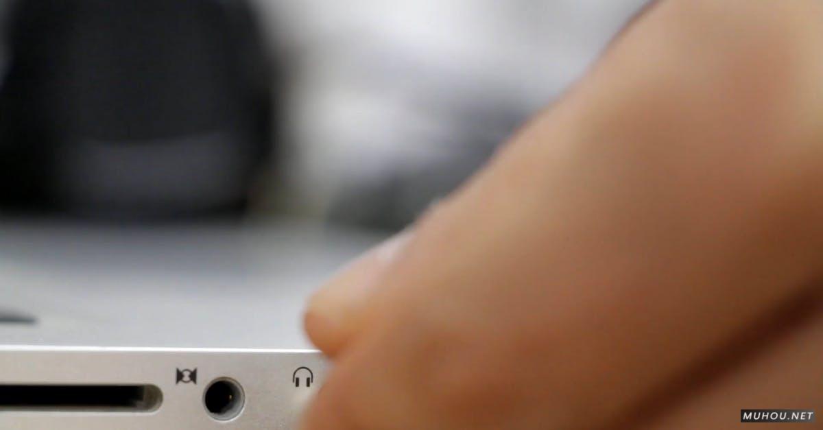 854028|笔记本电脑耳机口插耳机CC0视频素材插图