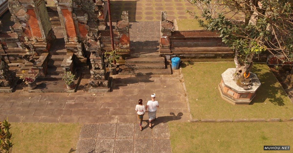 3333164|俯拍情侣寺庙女人4KCC0视频素材插图