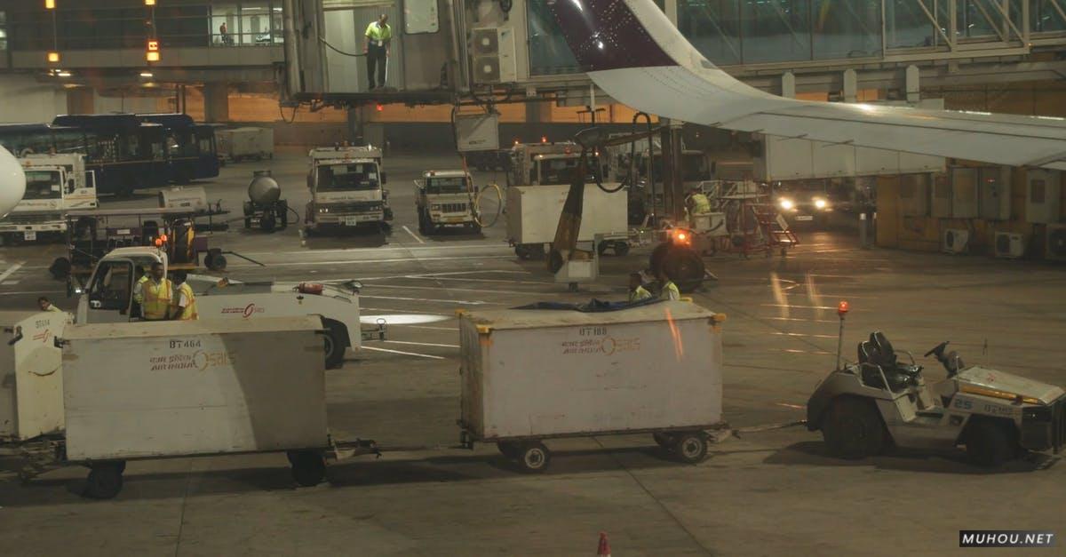 3701067|机场的工作人员运输行李CC0视频素材插图
