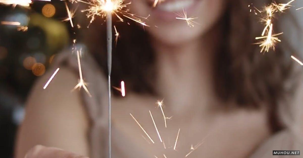 3402383|圣诞节的女人燃放烟花CC0视频素材插图