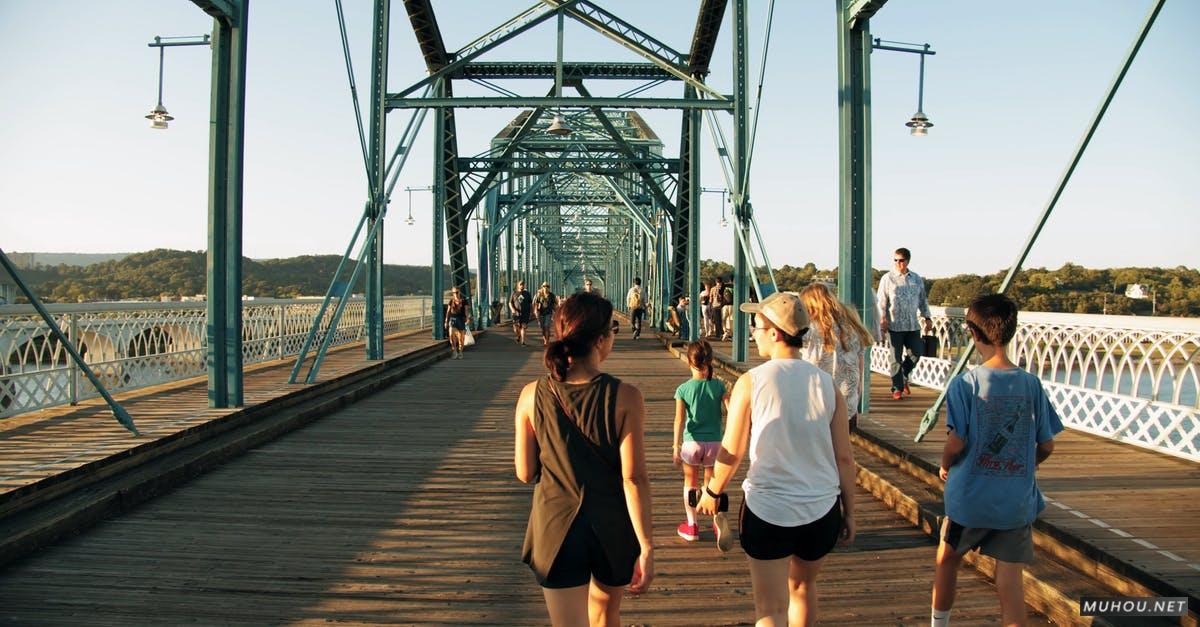 2912917|人行天桥上的行人钢架桥4KCC0视频素材插图