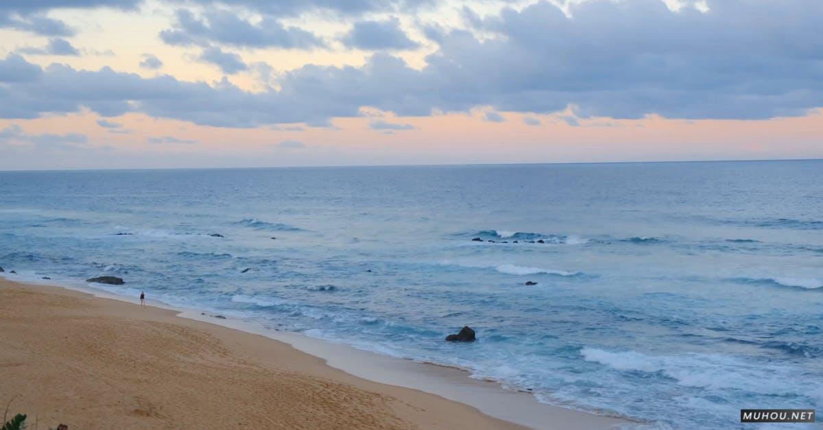 3011308|航拍海滩边的男人4KCC0视频素材插图