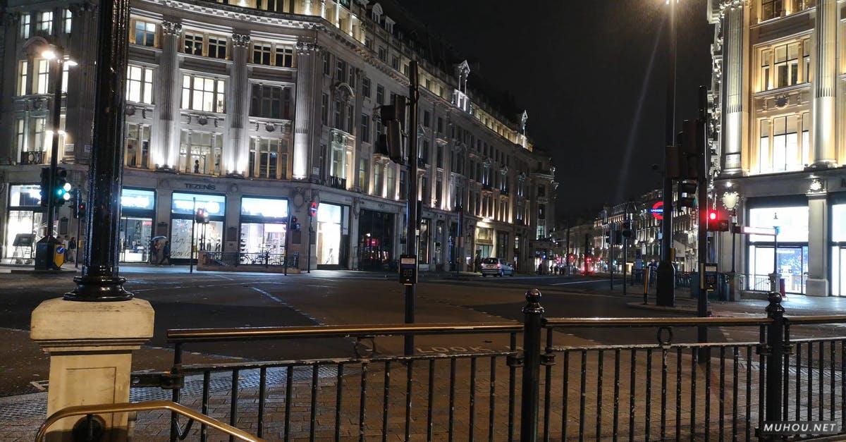 2980639|伦敦, 夜间的街道红绿灯4KCC0视频素材插图