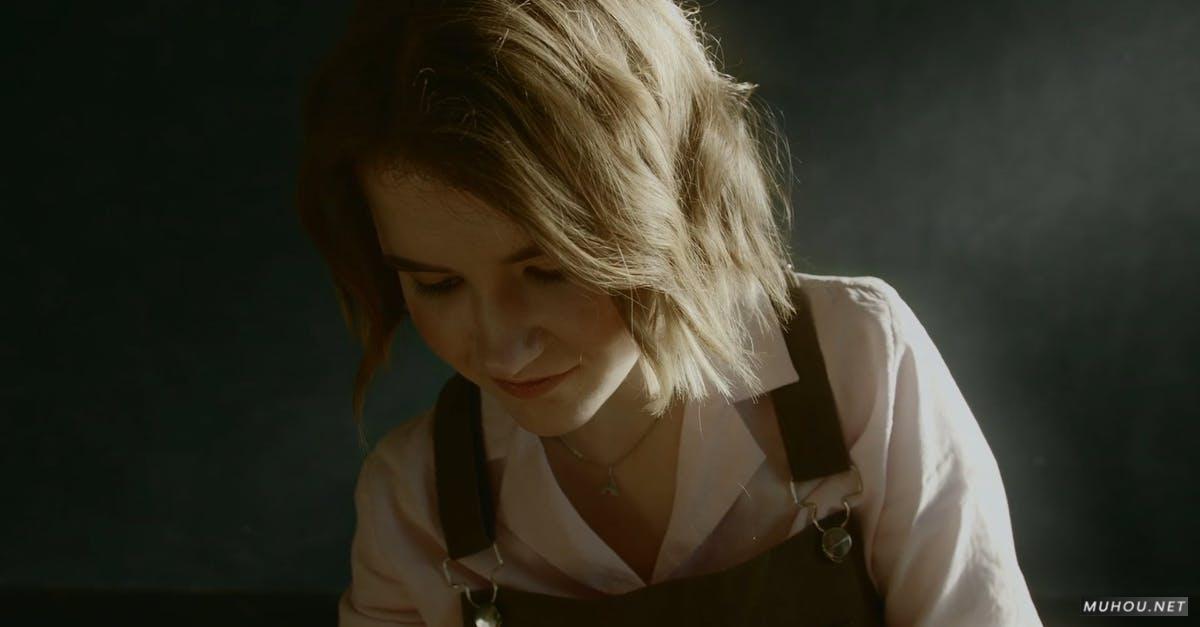 3196546|金色短发女士装饰圣诞节CC0视频素材插图