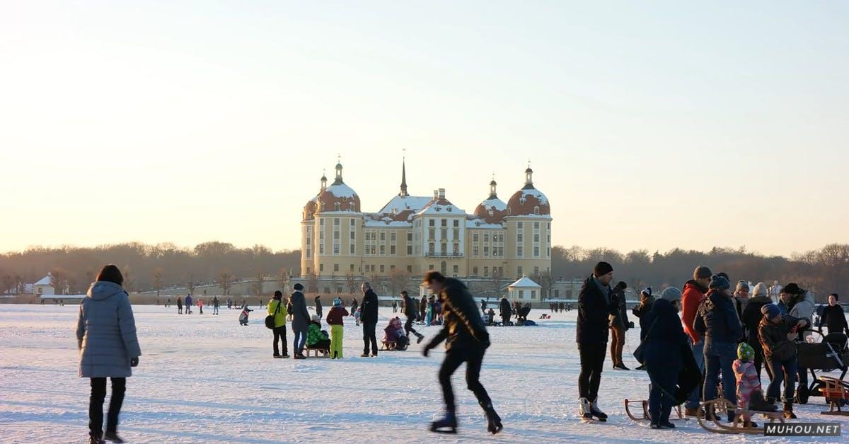856071|俄罗斯冰雪城市滑雪的人群视频素材插图