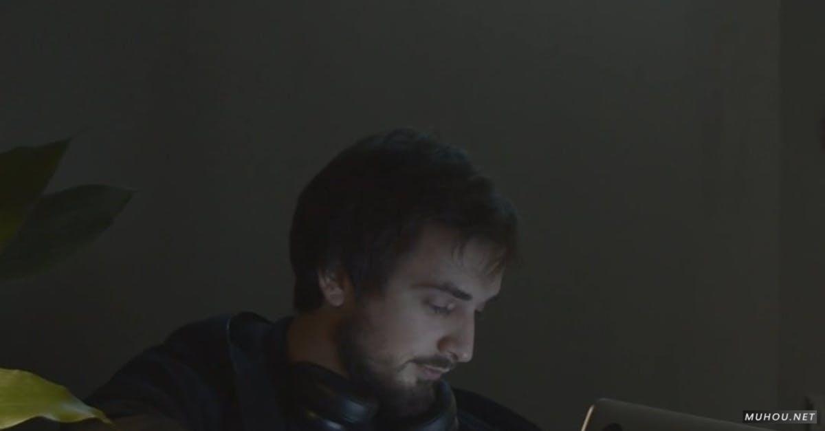 3205407|有关3C用品男人和笔记本电脑CC0视频素材（竖屏）插图