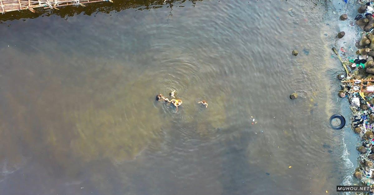 3223326|航拍河边的杂质堆积和游泳4KCC0视频素材插图