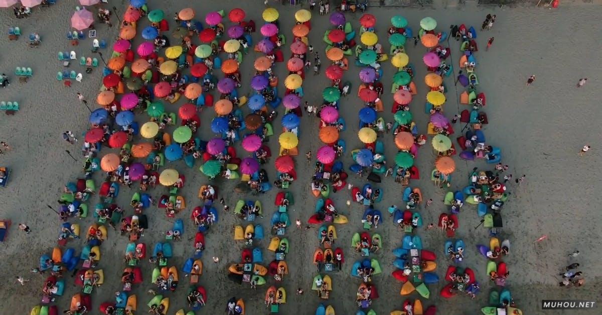 3261117|雨伞下的沙滩航拍CC0视频素材插图