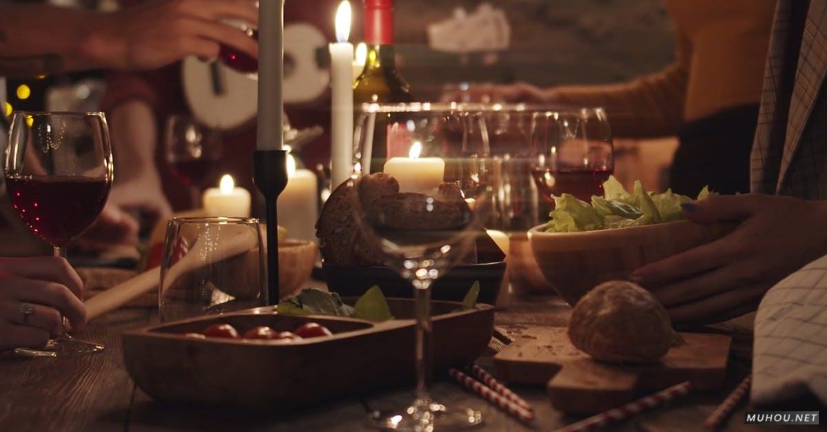 3189184|假日晚餐,桌上水果,  葡萄酒, 蜡烛全景的CC0视频素材