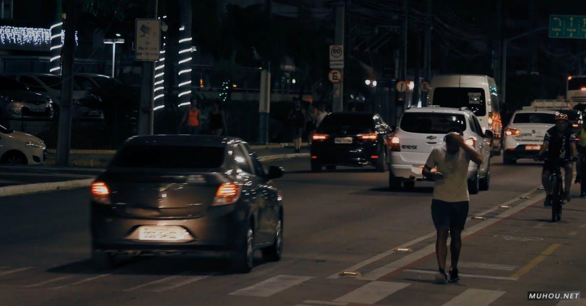 2099406|夜晚城市的行人卡车, 巴士CC0视频素材插图