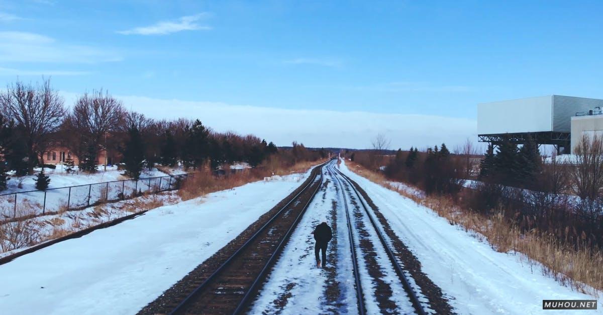 缩略图1985901|下雪天男人在雪地上行走铁轨CC0视频素材