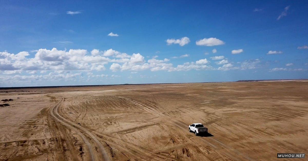 3573967|航拍卡车在沙漠行驶4KCC0视频素材插图