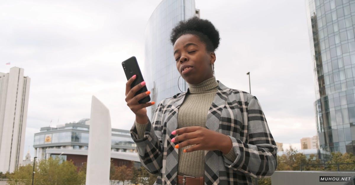 3044089|国外黑人女人使用手机4K视频素材插图
