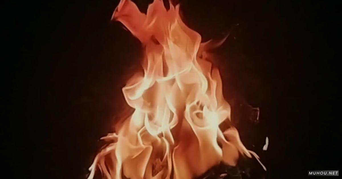 3514521| 夜间露营地火焰篝火的全景CC0视频素材
