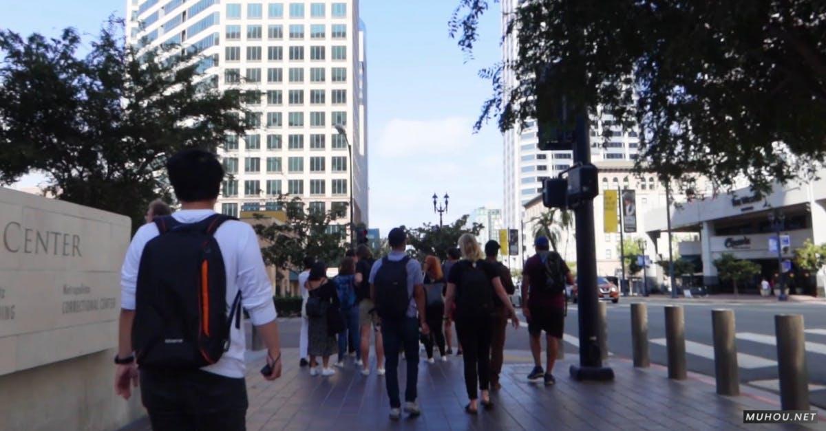 3002466|人行道上的男人行走走路CC0视频素材插图