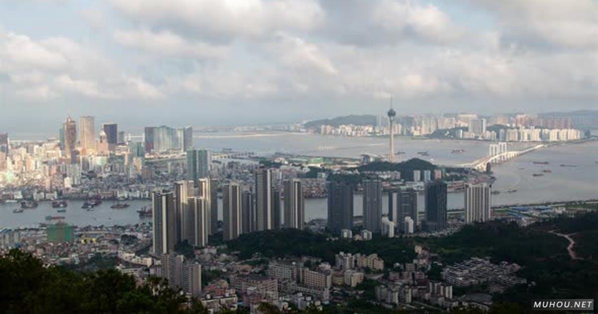 中国丘陵景观中的现代澳门建筑延时视频素材Modern Macau Buildings on Hilly Landscape in China Timelapse