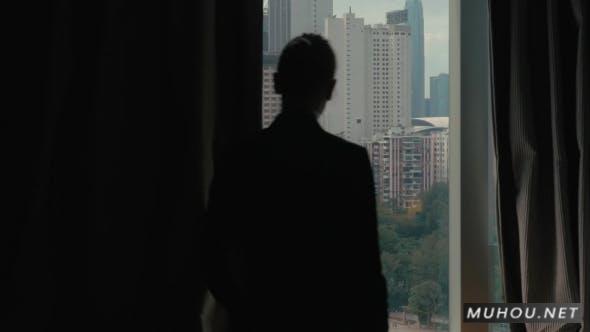 中国香港的女人拉开窗帘的剪辑4K视频素材Clip Of Woman Opening Curtains On The View Of Hong Kong, China插图