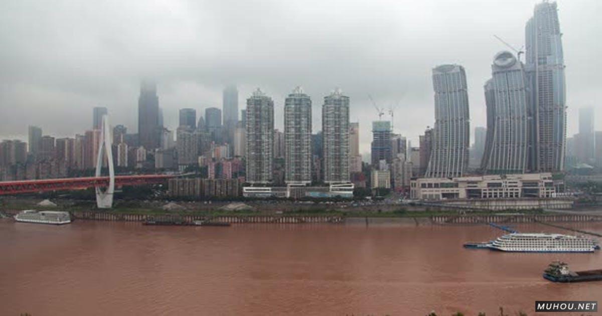 长江对中国重庆的延时4K视频素材Brown Yangtze River Against Chongqing in China Timelapse