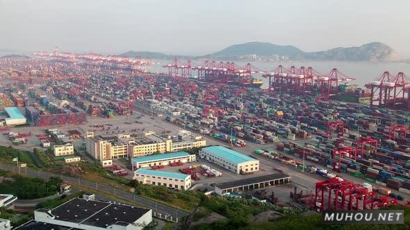 洋山港与中国上海龙门起重机延时摄影视频素材Yangshan Port with Shanghai Gantry Cranes in China Timelapse插图